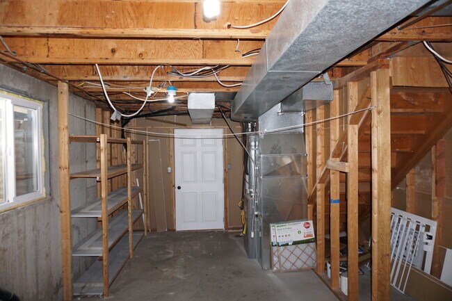 Building Photo - Quiet 5 Bedroom 3 Bath West Jordan Home
