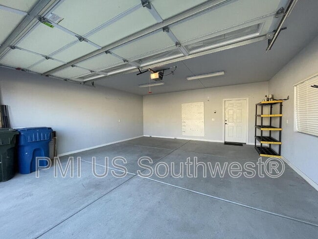 Building Photo - 2549 Country Club Dr