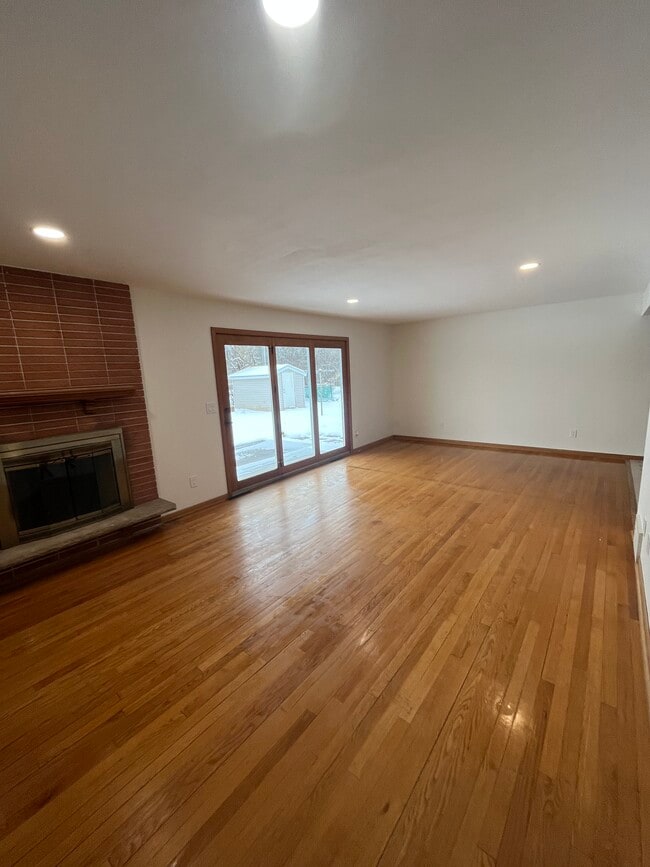 Building Photo - 1202 N Green Grove Rd