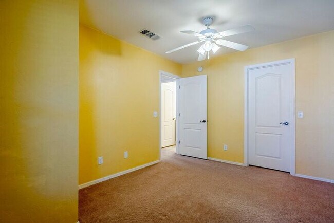 Building Photo - Bright & Spacious 3-Bed Oasis with Pool in...
