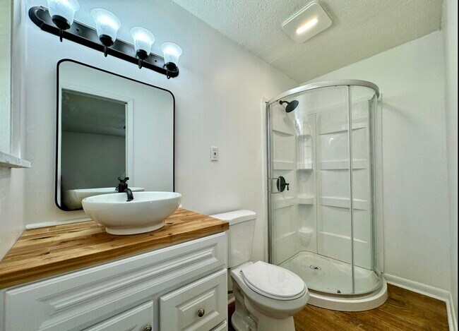 Master bath - 202 N Thomas St