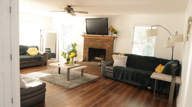 Building Photo - 3811 Armitage Dr