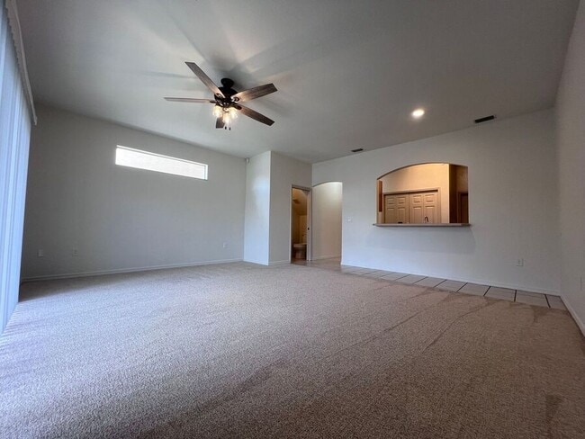 Building Photo - 2216 Garden Lake Dr