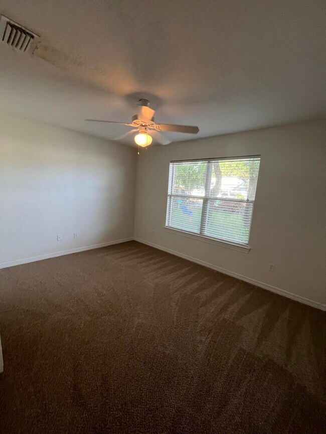 Building Photo - 706 Oaklawn St