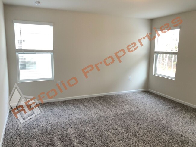 Building Photo - Beautiful 3 Bedroom, 2.5 Bath house w/ 2 C...
