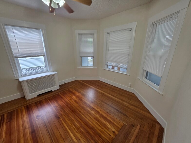 Building Photo - 1028 Fellsway