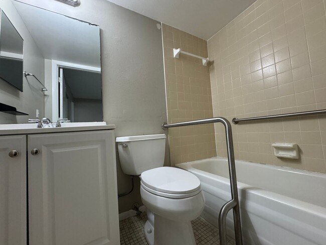 Building Photo - Contemporary 2/2 Condo Ground Level w/ Wheelchair Accessibility! 436/Curry Ford