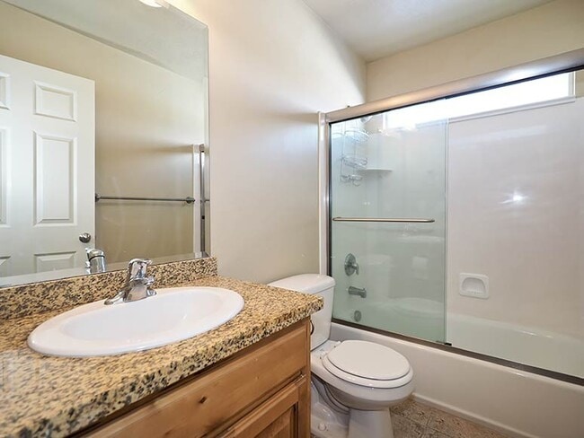 Building Photo - Perfect Town Home in Eagle Mountain