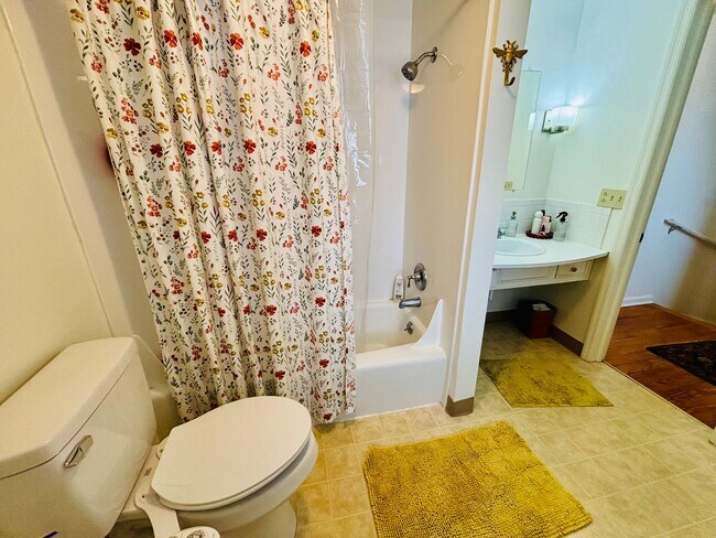 Building Photo - 35-39 E. Blenkner