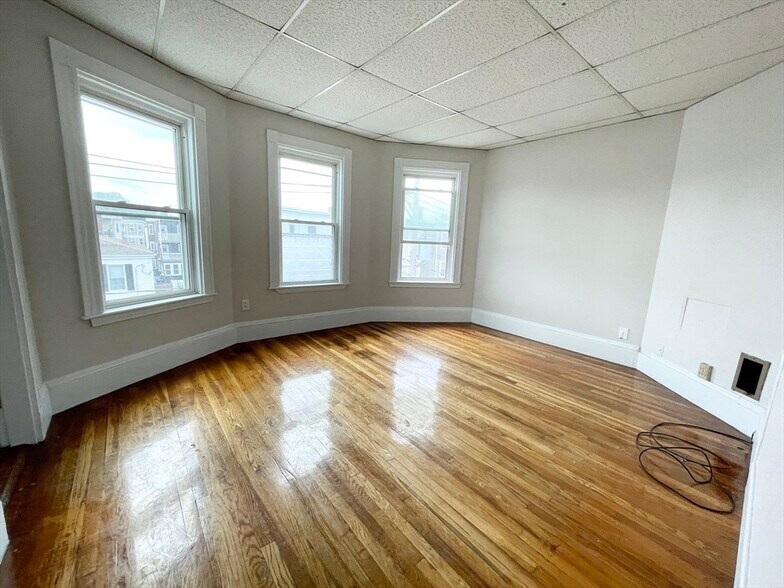 Building Photo - 28 Harbor View St