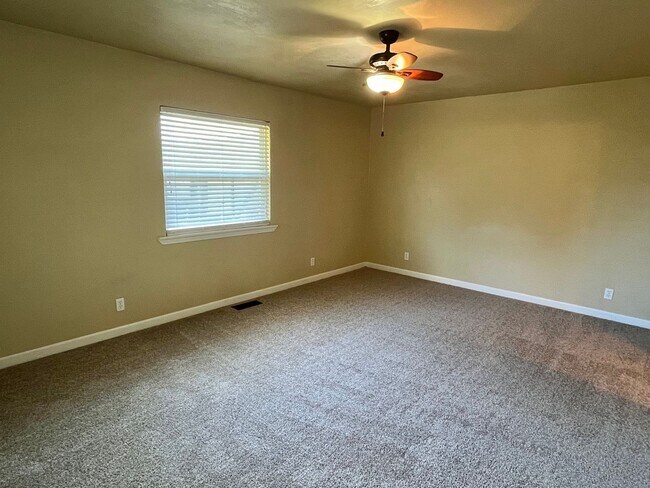 Building Photo - Super cute and updated 4 bed 2 bath home!!