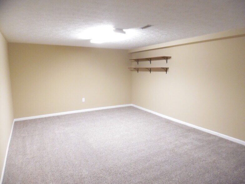 Building Photo - 8760 Ashbrook Dr