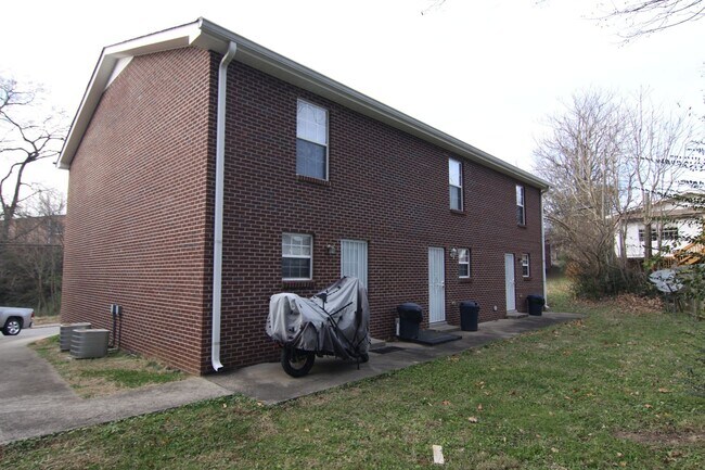 Building Photo - Seventh Street-315
