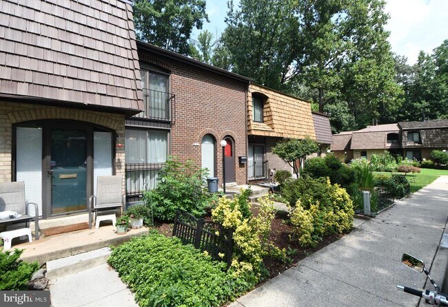 Building Photo - 8147 Inverness Ridge Rd
