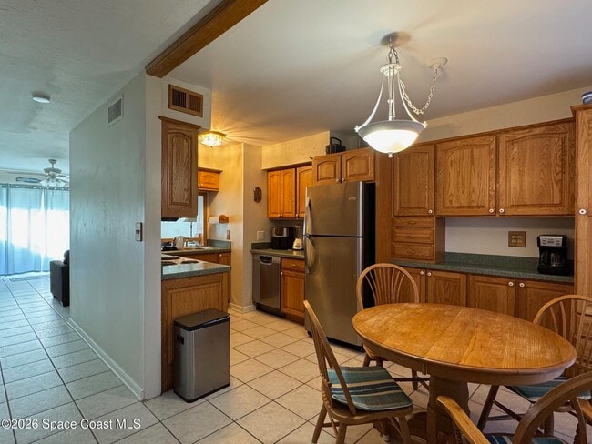 Building Photo - 917 Jamestown Ave