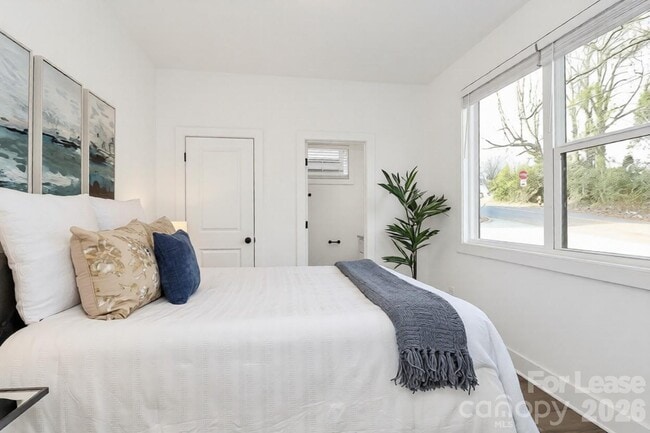 Building Photo - 3432 Brookshire Blvd