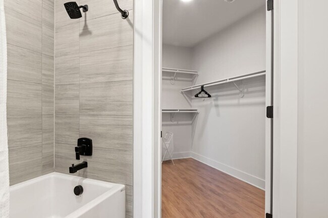 Building Photo - 2317 W Grace St