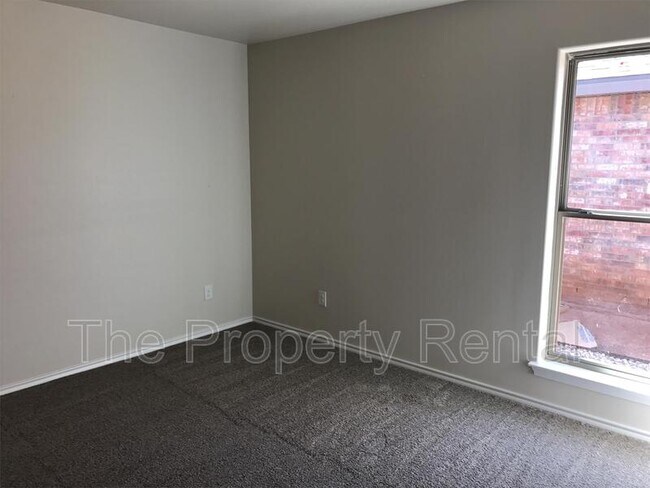 Building Photo - 1605 Wrangler Ln