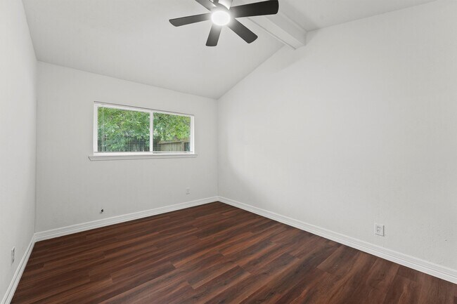 Building Photo - 632 Meadowlawn St