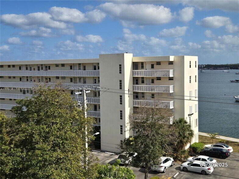 Building Photo - 2905 Point East Dr