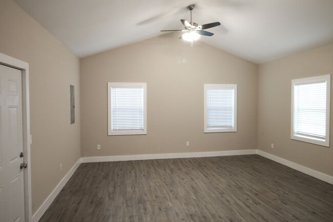 Building Photo - Recently Remodeled 3 Bed 2 Bath!