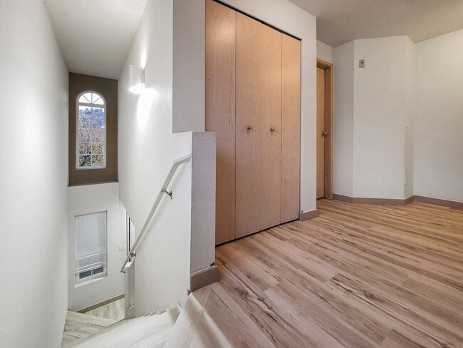 Building Photo - Kent East Hill Townhome with Garage & Patio