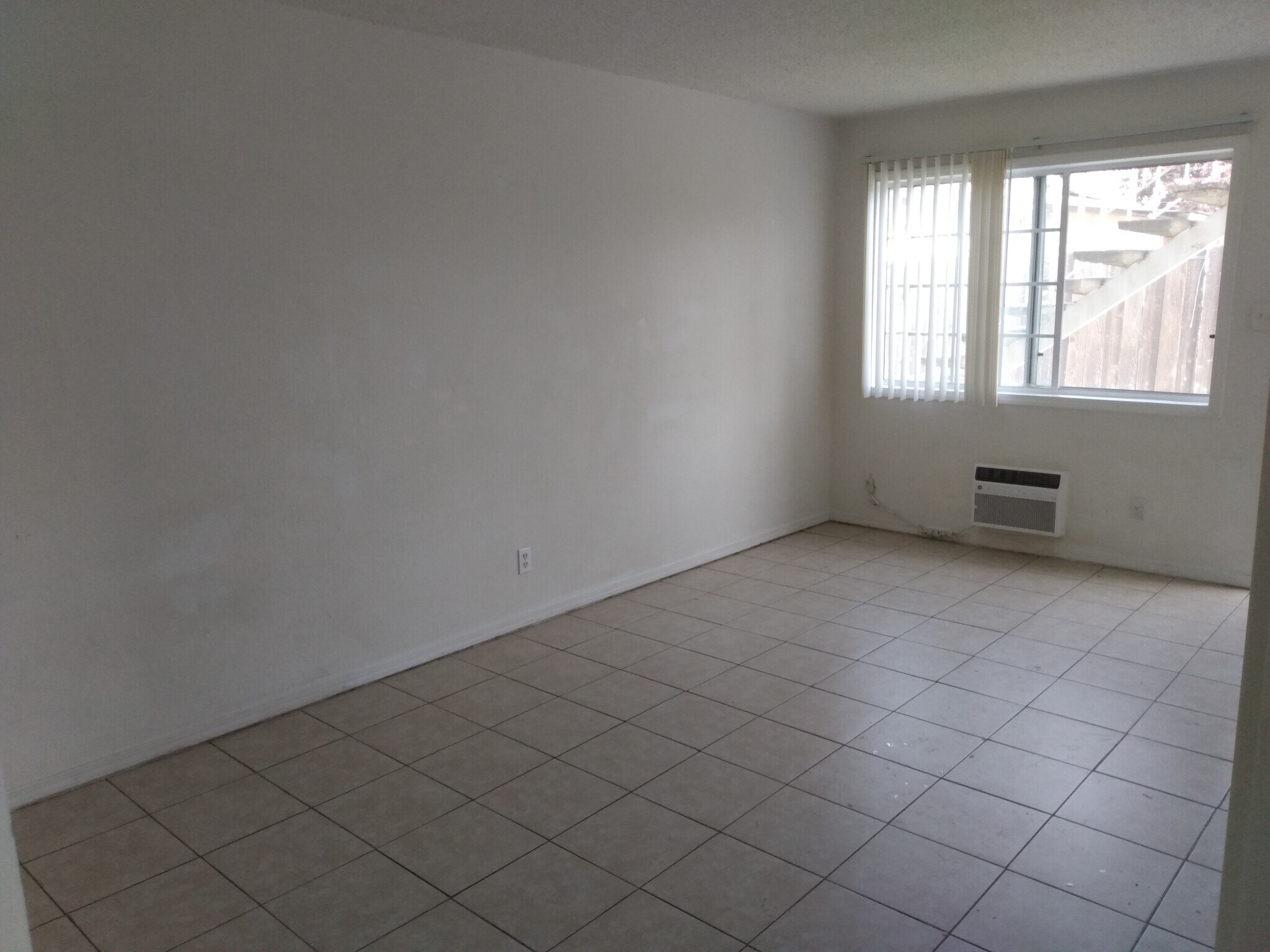 Building Photo - 3720 E Clay Ave