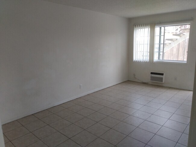 Building Photo - 3720 E Clay Ave
