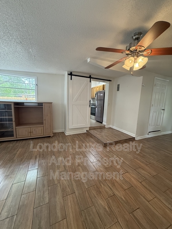 Building Photo - 909 La Marche Dr