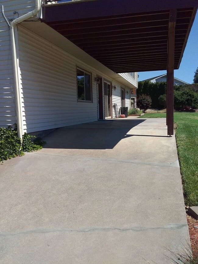 Building Photo - Spacious ground level