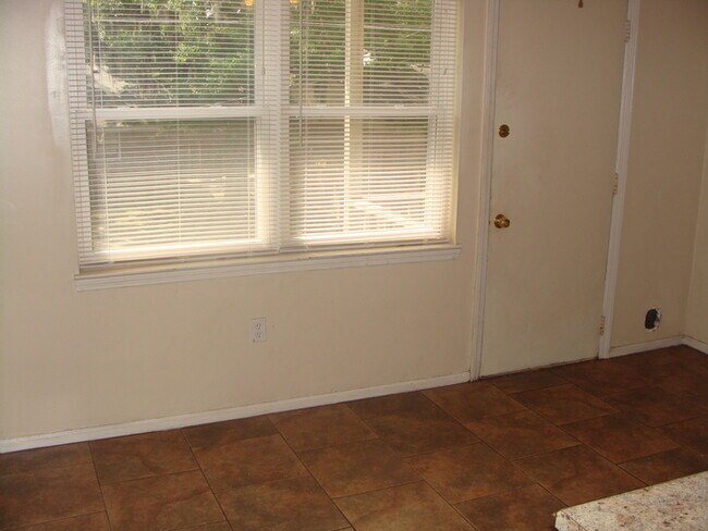 Building Photo - 1 Oak Forest Ln