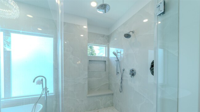 Building Photo - 974 W 43rd St