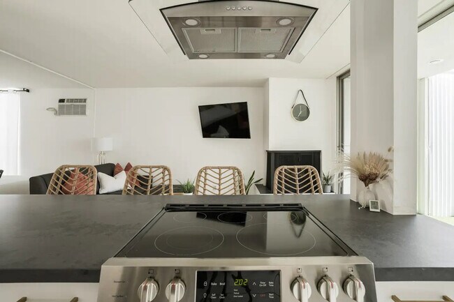 Building Photo - 1773 Torrance St