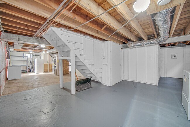 Building Photo - Charming Custom Home in Miller Beach!