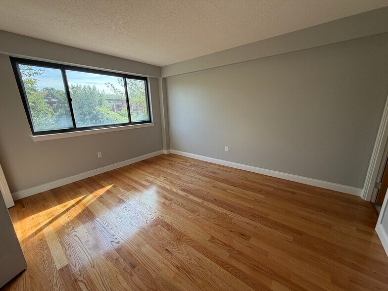 Building Photo - 1751 Beacon St