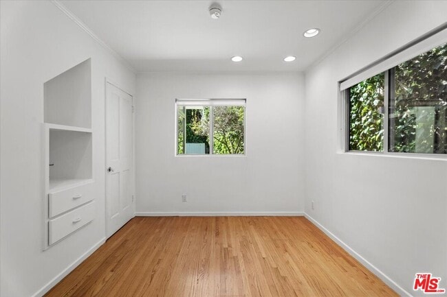 Building Photo - 4031 Hollyline Ave