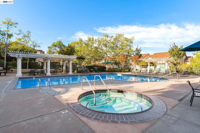 Building Photo - 493 S Clovercrest Ln