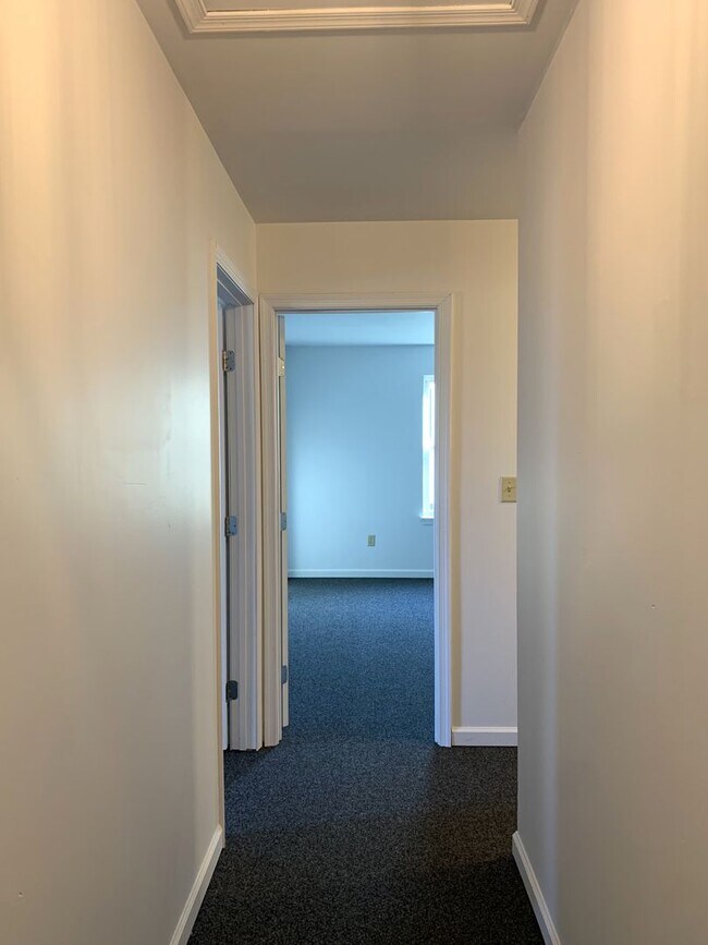 Building Photo - PERFECT COLLEGE RENTAL ONLY A HALF MILE FR...