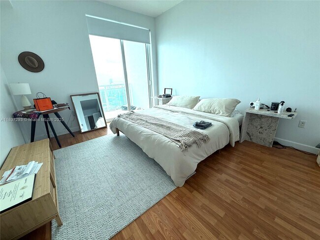 Building Photo - 950 Brickell Bay Dr