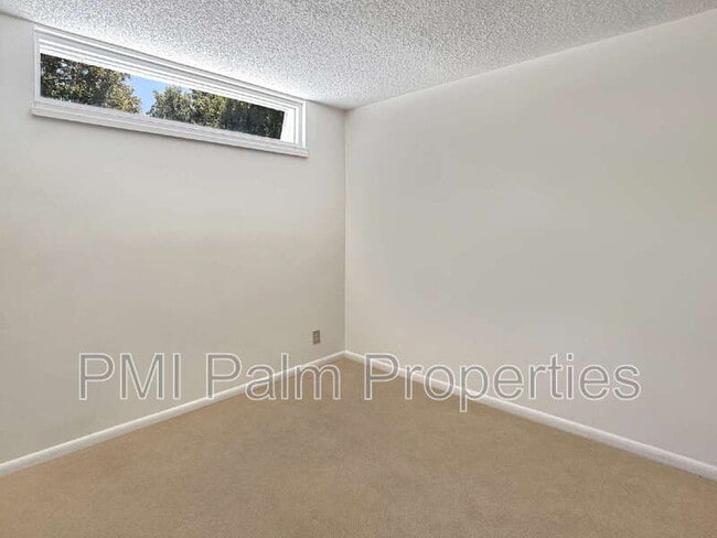 Building Photo - 390 Golfview Rd