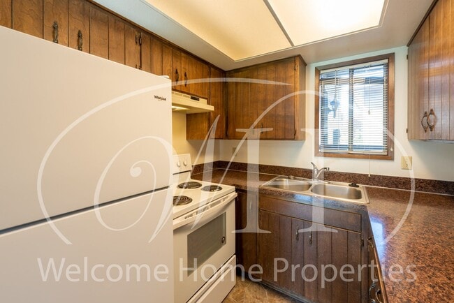 Building Photo - Great 2 Bedroom Condo with Storage and Out...