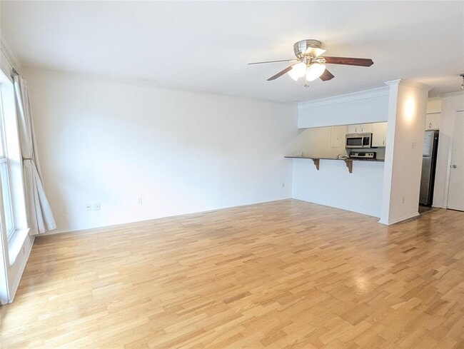 Building Photo - 1818 S Lakeshore Blvd