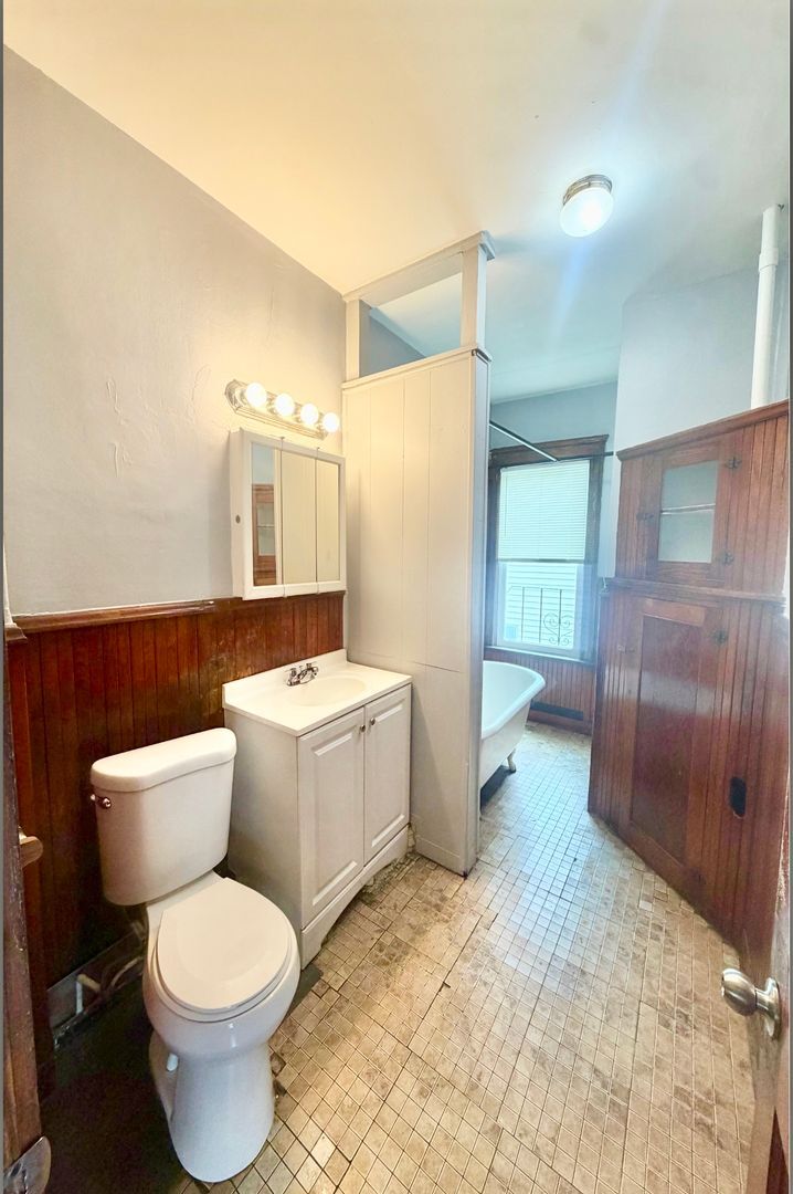 Building Photo - 212 Welles St
