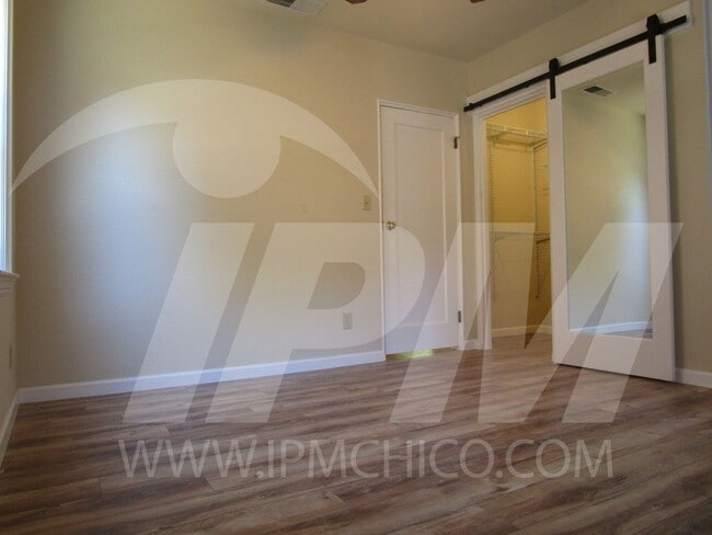 Building Photo - 2-Bed, 2-Bath Cottage PENDING