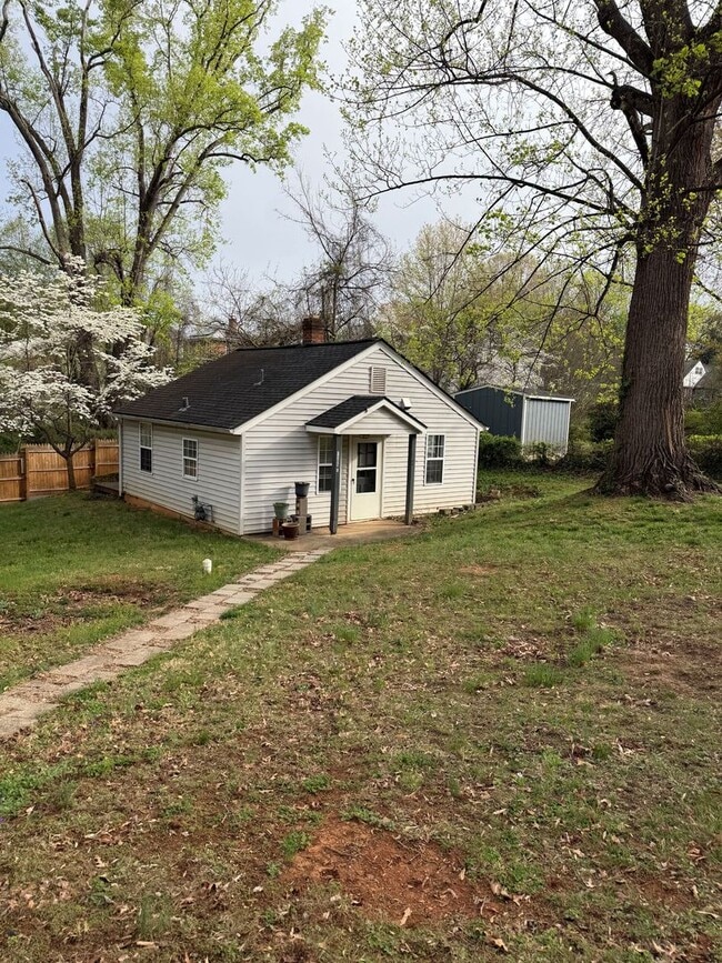 Building Photo - 1305 Cherry Avenue- E