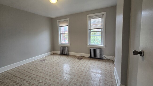 Building Photo - 427 Royden St