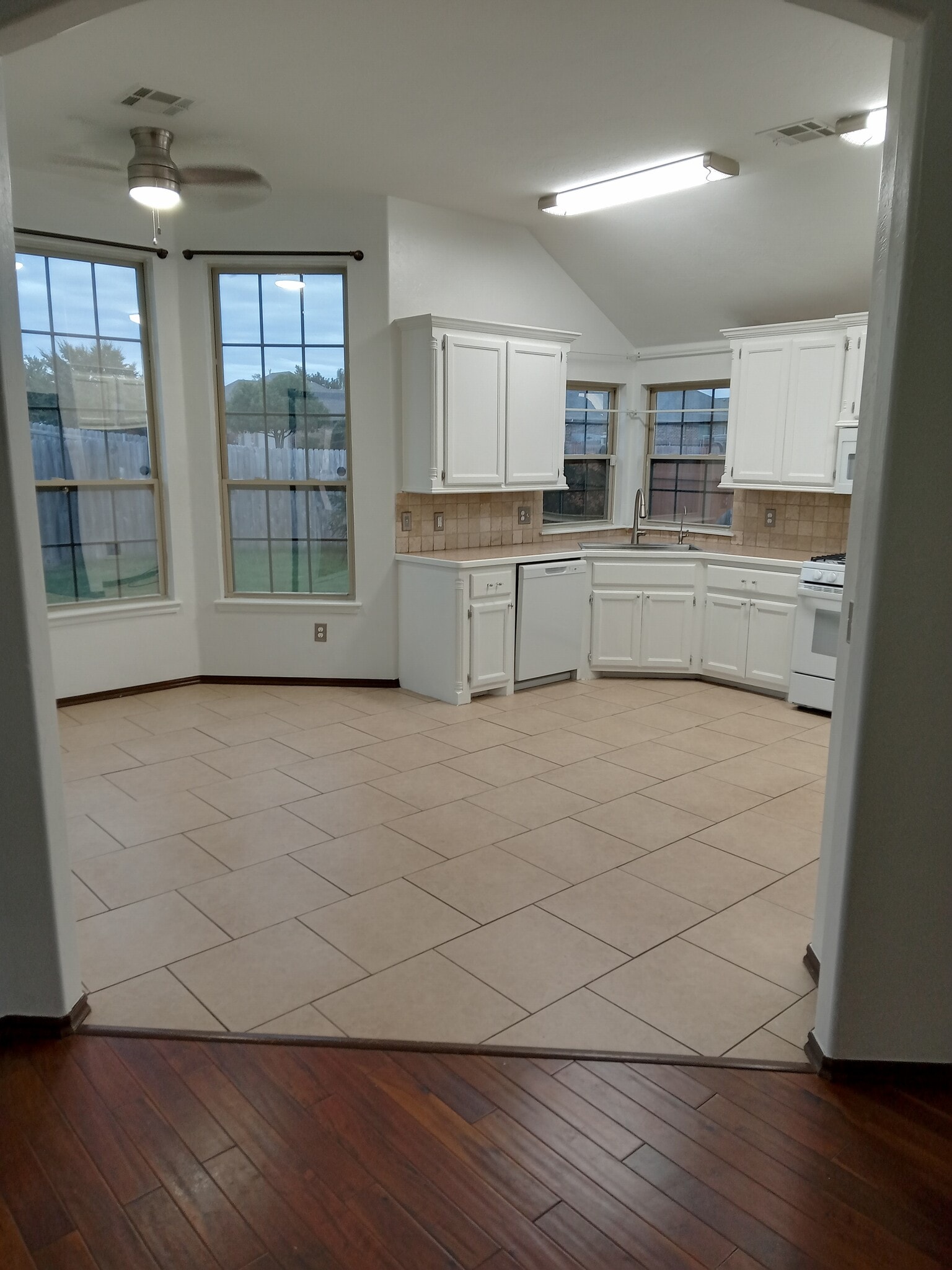 Building Photo - 3300 Marilyn Dr