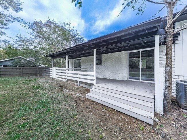 Building Photo - 421 Creek Valley Dr