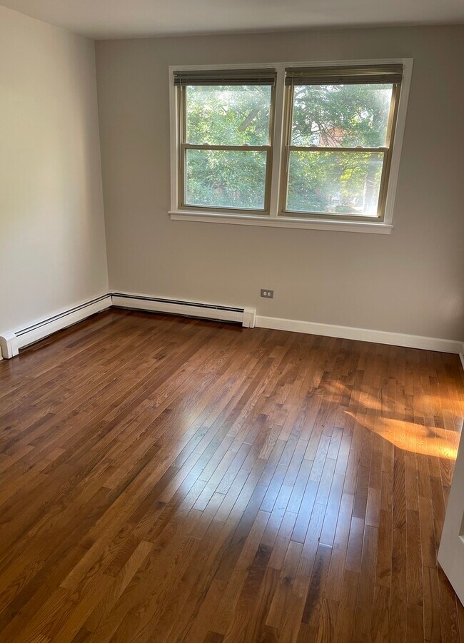 Building Photo - 1534 W Farwell Ave