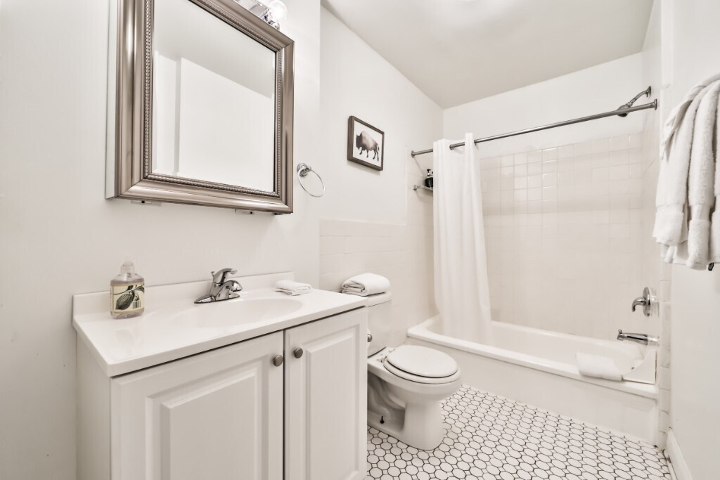 Building Photo - 1851 N Lincoln Ave